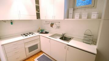 Coffee/tea maker, fridge, microwave, oven