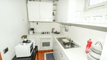 Frigorifero, microonde, forno, piano cottura