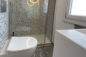 Dusche, Haartrockner, Handtücher