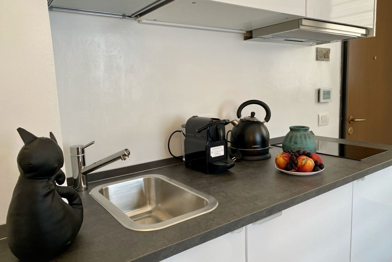 Wasserkocher mit Kaffee-/Teezubehör, Kühlschrank, Mikrowelle, Herdplatte