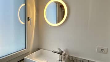 Een douche, een haardroger, handdoeken