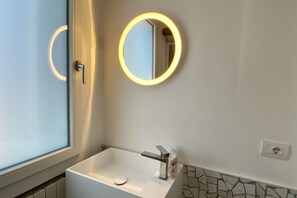 Dusche, Haartrockner, Handtücher