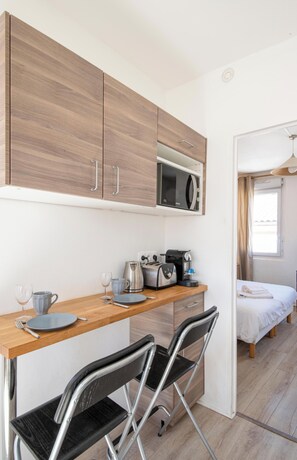 1 habitación, tabla de planchar con plancha y cuna de viaje 