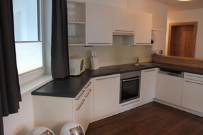 Kühlschrank, Mikrowelle, Ofen, Geschirrspüler