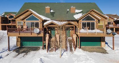 Fun pet friendly 4 bedroom hot tub and Air Conditioning