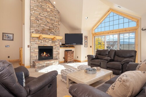 Fun pet friendly 4 bedroom hot tub and Air Conditioning