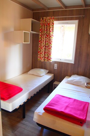 2 chambres, lit parapluie, draps fournis