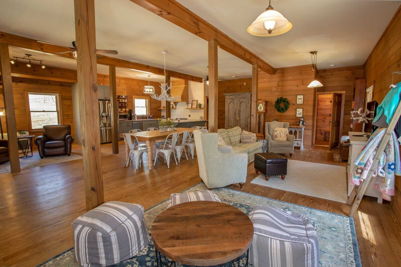 Een televisie, een dvd-speler, boeken en een filmbibliotheek