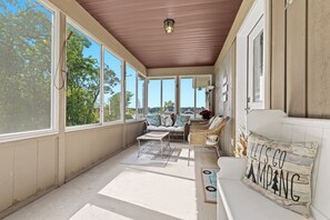 TV connectée, lecteur de DVD, livres