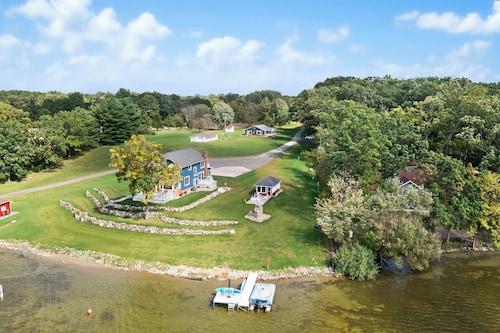 Cozy Cottage at Long Lake in Hartland with plenty of outdoor space!