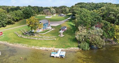 Cozy Cottage at Long Lake in Hartland with plenty of outdoor space!