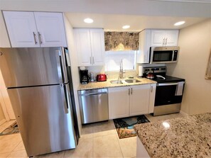 Refrigerador, microondas, horno y lavavajillas 