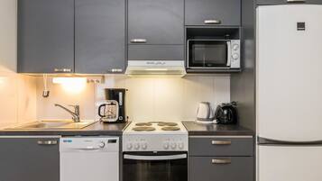 Fridge, microwave, dishwasher, cookware/dishes/utensils