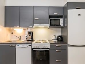 Jääkaappi, mikroaaltouuni, astianpesukone