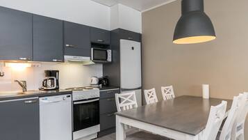 Fridge, microwave, dishwasher, cookware/dishes/utensils