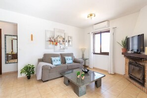 Televisión y chimenea