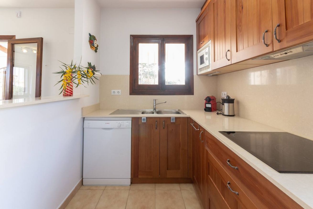 Kylskåp, mikrovågsugn, ugn och spishäll