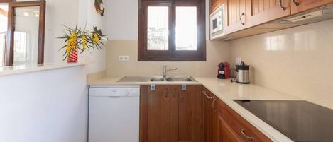 Kylskåp, mikrovågsugn, ugn och spishäll