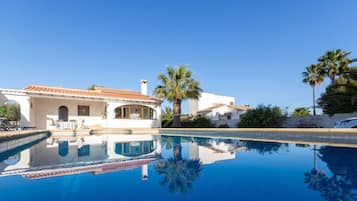 Een verwarmd zwembad