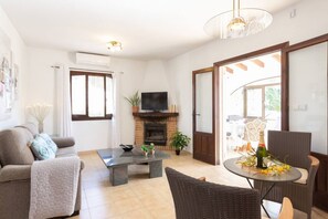 Televisión y chimenea 