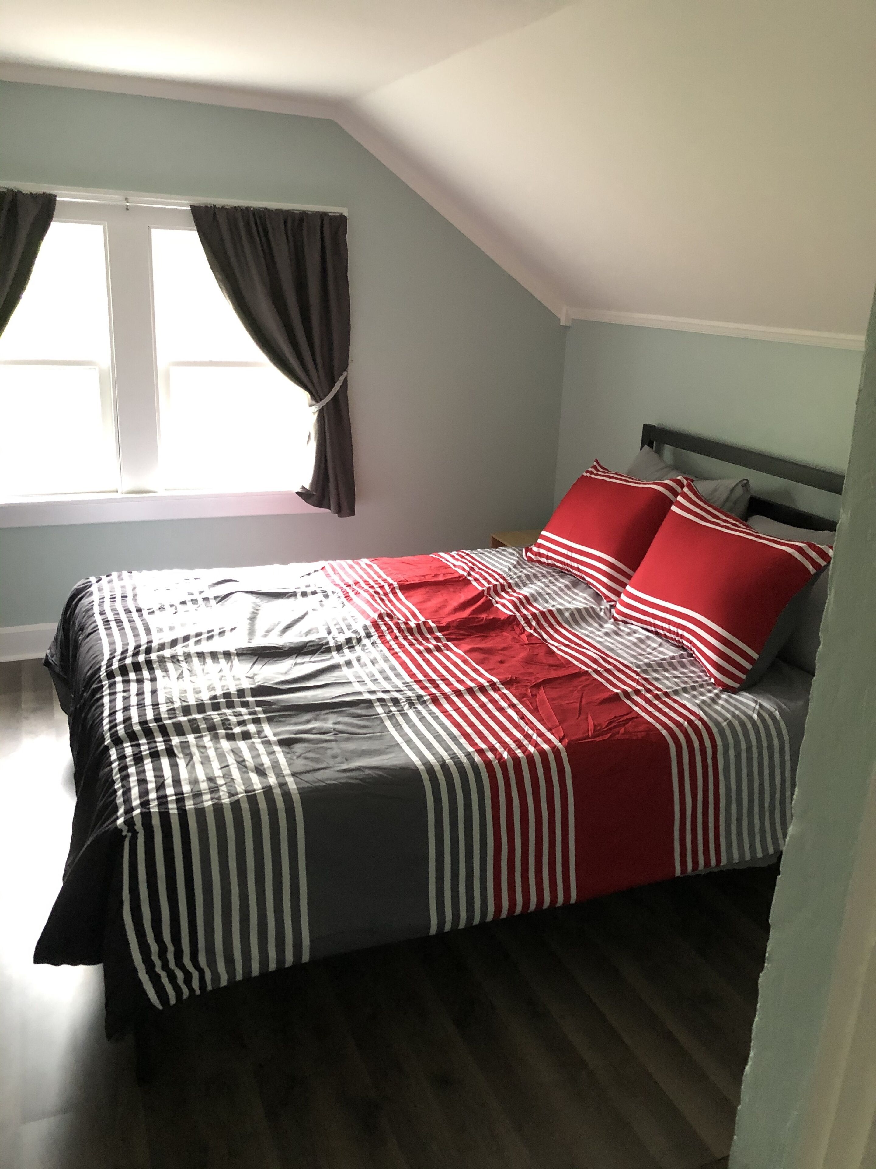 4 habitaciones, escritorio y tabla de planchar con plancha 