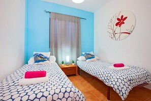3 Schlafzimmer, Schreibtisch, Bügeleisen/Bügelbrett, Reisekinderbett