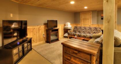 Lakehouse Condo 3B | Shared Beach Access on Rangeley Lake