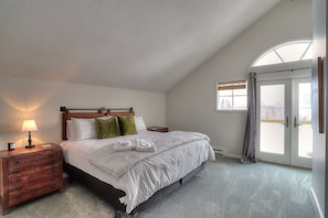 4 bedrooms, WiFi, bed sheets - Lakehouse Condo 3B | Shared Beach Access on Rangeley Lake (Rangeley)
