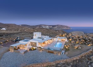 A modern villa with a swimming pool, stone pathways, and a view of the sea. - Villa Frederica in Mykonos (Mykonos)