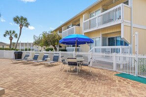 Outdoor dining - Poolside Condo + Free Golf & Beach Service (Destin)