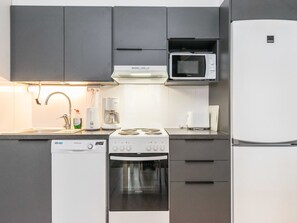 Kühlschrank, Mikrowelle, Geschirrspüler, Kochgeschirr/Geschirr/Besteck