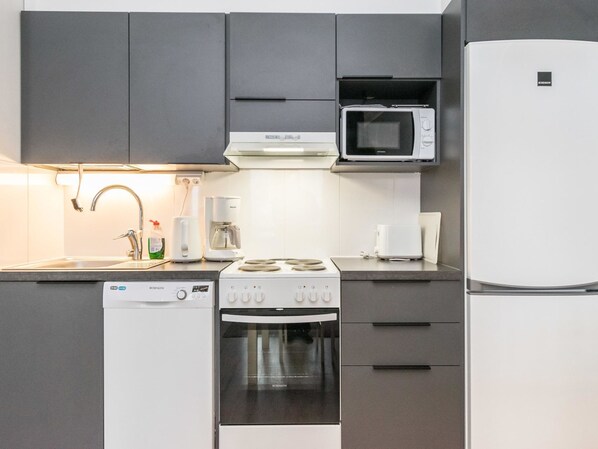 Réfrigérateur, micro-ondes, lave-vaisselle