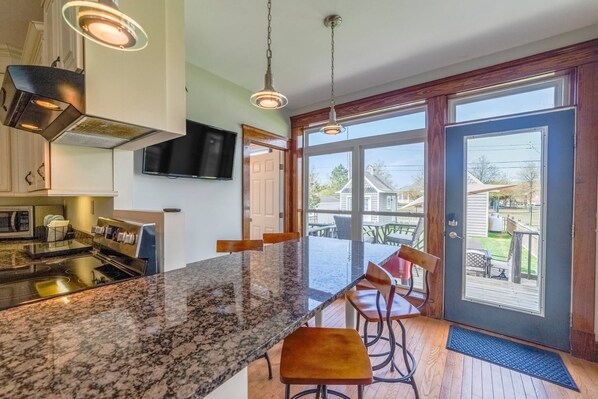 Fridge, microwave, oven, stovetop - Fins Up - Chesapeake Properties (Cape Charles)