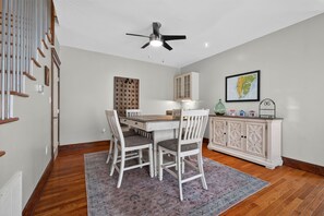 Dining - Fins Up home- Park Views, Close to Beach, Shops (Cape Charles)