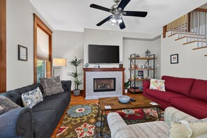 TV, DVD player, stereo, offices - Fins Up home- Park Views, Close to Beach, Shops (Cape Charles)