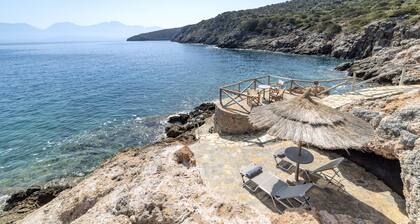 Beautiful 3-bed Sea Front Villa in Agios Nikolaos