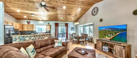 Televisión, chimenea, futbolito