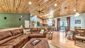 Télévision, cheminée, baby-foot