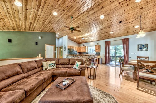 Pioneer Pines - HotTub, Pets, Foosball, 3 Fireplaces, Workspace