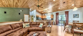 Pioneer Pines - HotTub, Pets, Foosball, 3 Fireplaces, Workspace