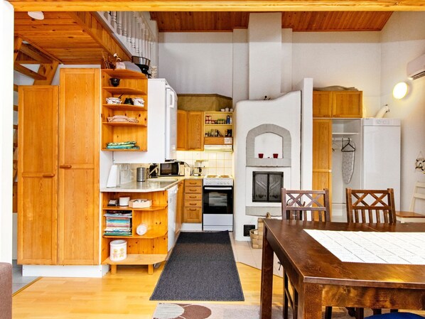 Fridge, microwave, dishwasher, cookware/dishes/utensils - Hallantytär a1 paritalo by Interhome (Hyrynsalmi)