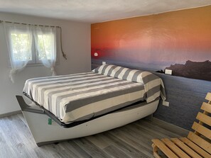 1 slaapkamer, een kluis op de kamer, een strijkplank/strijkijzer