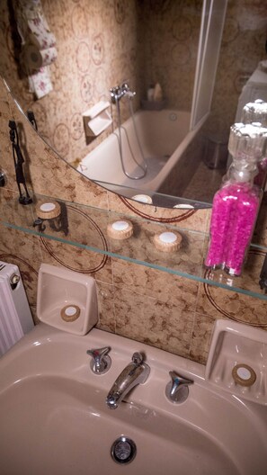 Traditional House | Bathroom | Separate tub and shower, hair dryer, soap, shampoo - Kitries Home (West Mani)