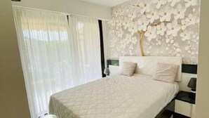 Room - Apartment with large terrace and garden 300M from the beach (Mandelieu-la-Napoule)