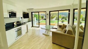 Living area - Apartment with large terrace and garden 300M from the beach (Mandelieu-la-Napoule)