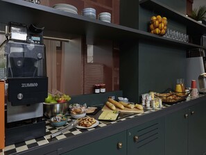 Tägliches Frühstücksbuffet gegen Gebühr