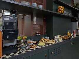 Café da manhã com buffet todos os dias mediante uma taxa