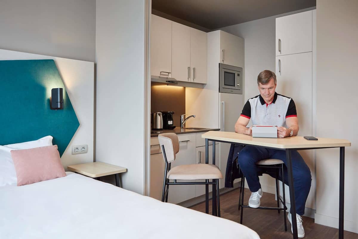 デスク、防音設備、ベビーベッド (無料)、WiFi (無料)