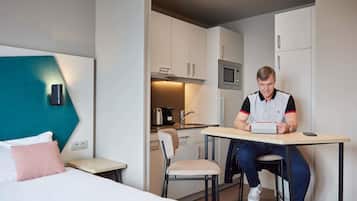 Escritorio, sistema de insonorización, cunas gratuitas y wifi gratis