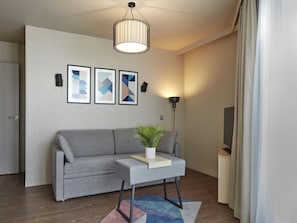 Superior Apartment, 1 Bedroom, Balcony (4 people) | Meja, kalis bunyi, katil bayi/kot (percuma), Wi-fi percuma